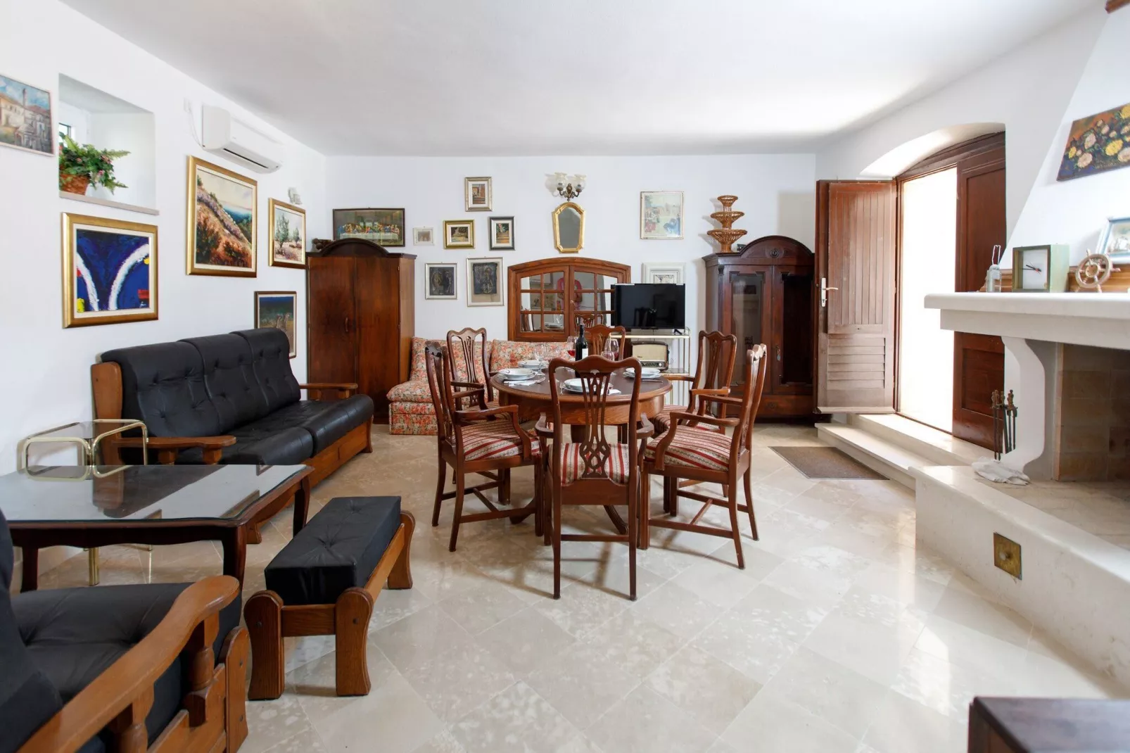 Villa Balarin - Five Bedroom Holiday Home with Terrace and City View-Wohnzimmer