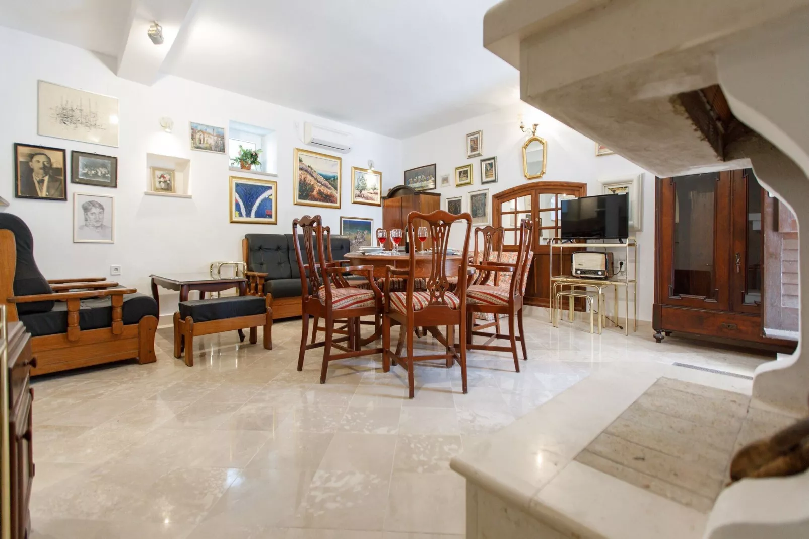 Villa Balarin - Five Bedroom Holiday Home with Terrace and City View-Wohnzimmer
