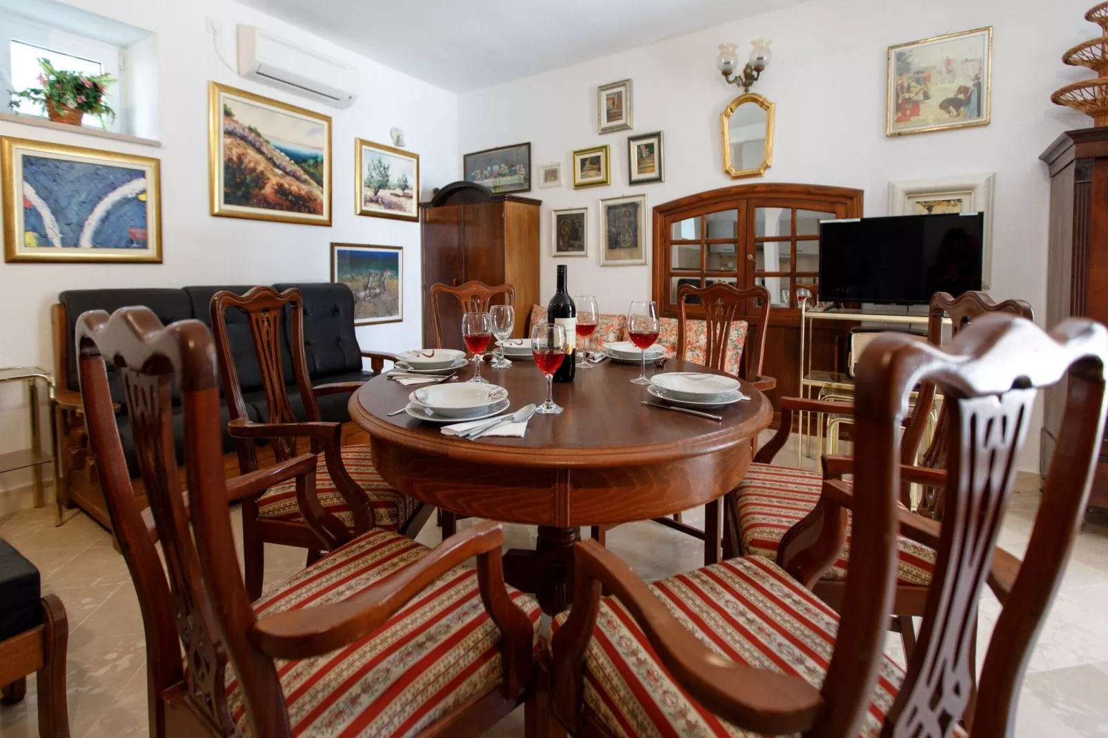 Villa Balarin - Five Bedroom Holiday Home with Terrace and City View-Wohnzimmer