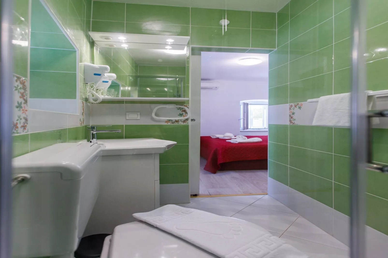 Villa Balarin - Five Bedroom Holiday Home with Terrace and City View-Badezimmer