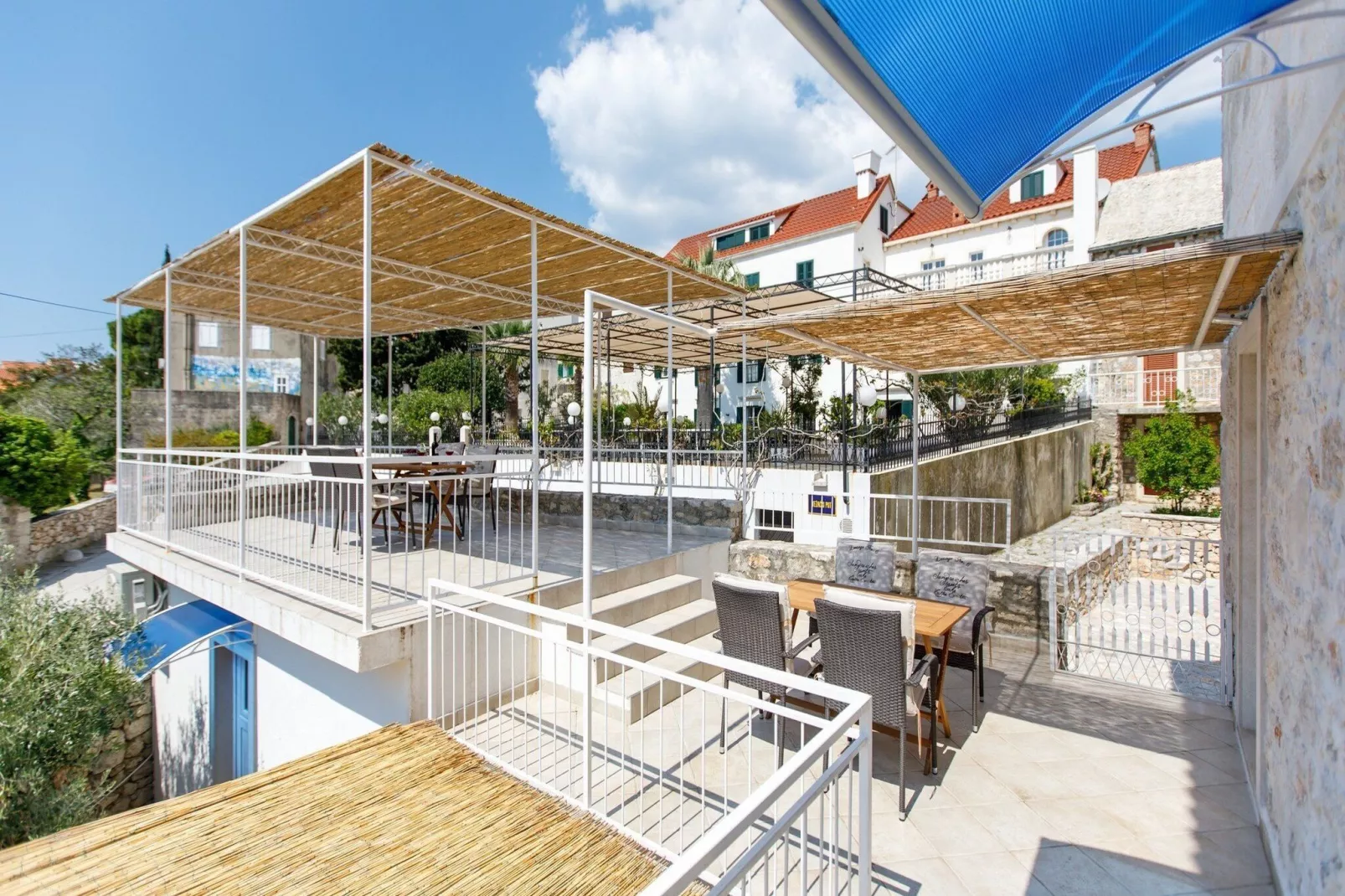 Villa Balarin - Five Bedroom Holiday Home with Terrace and City View-Außenbereich