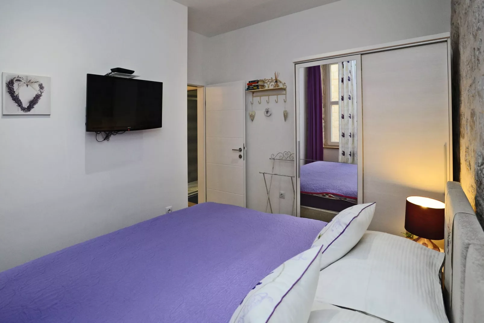 L & L Old Town Apartments - One bedroom Apartment (Lavander)-Bedroom