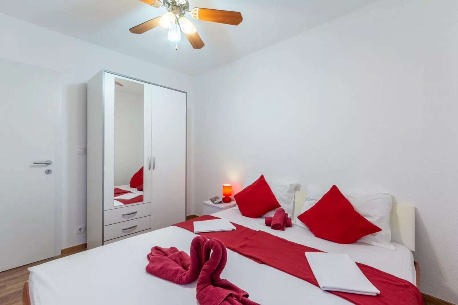 Apartments Palma - Two Bedroom Apartment with Balcony and Sea View  ( Veliki )-Bedroom