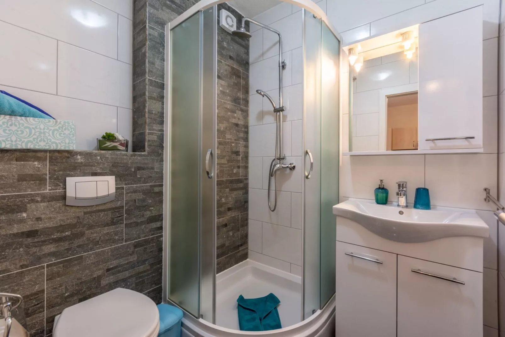 Apartments Palma -Studio with Balcony  and Sea View( Mali )-Bathroom