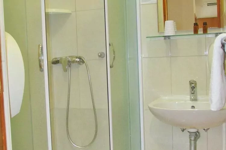 Villa Mirosa-Quadruple Room with Terrace ( 1 )-Badezimmer