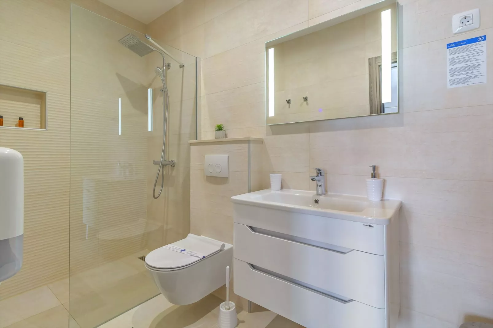 Villa Mirosa-Superior triple Room with Balcony and Sea View ( 8 )-Bathroom