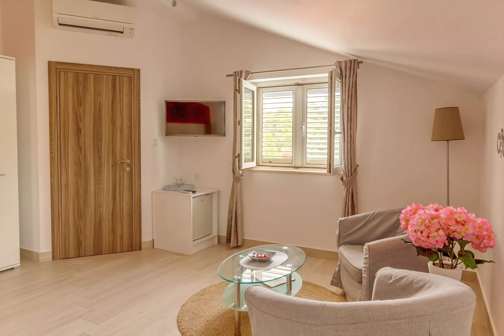 Villa Mirosa-Superior triple Room with Balcony and Sea View ( 8 )-Indoor