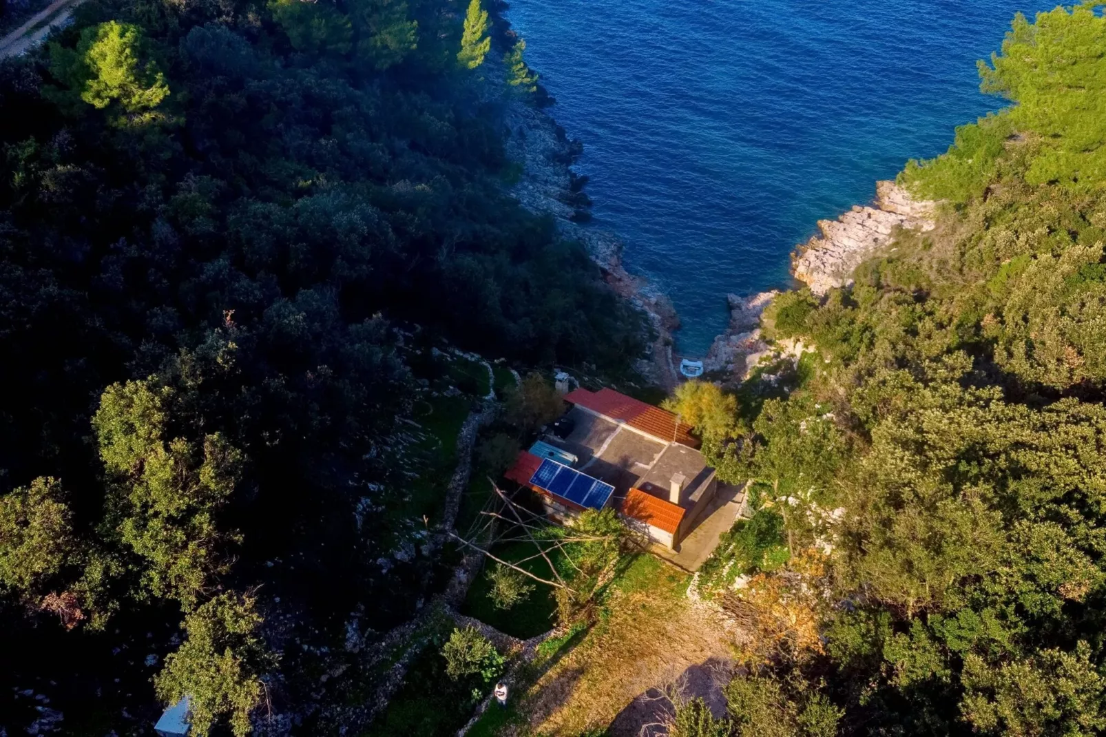 House Hidden Bay-One Bedroom Cottage with Terrace ans Sea View-Vue