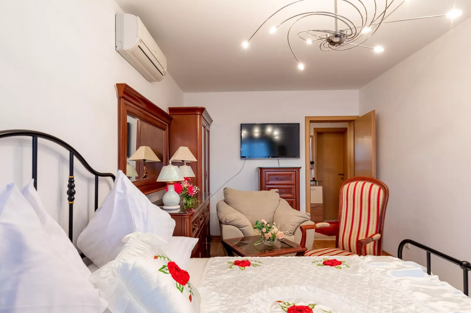 Apartment Viva la Vita - Two-Bedroom Apartment with Shared Pool-Bedroom