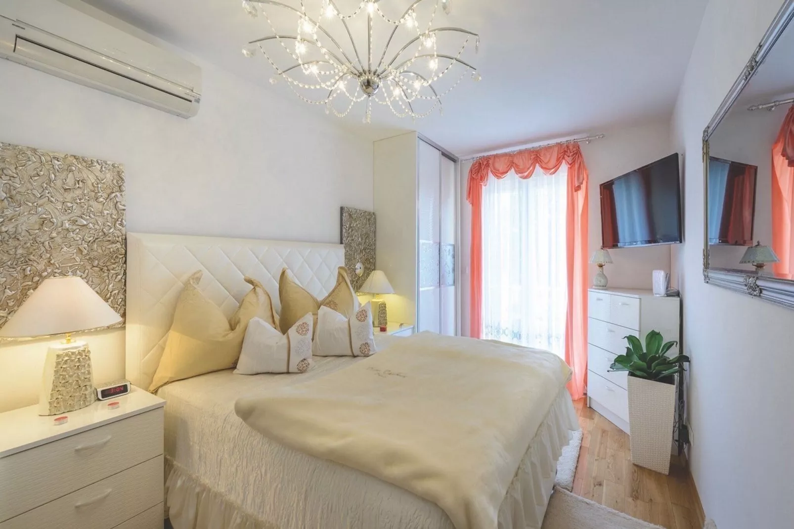 Apartment Viva la Vita - Two-Bedroom Apartment with Shared Pool-Bedroom