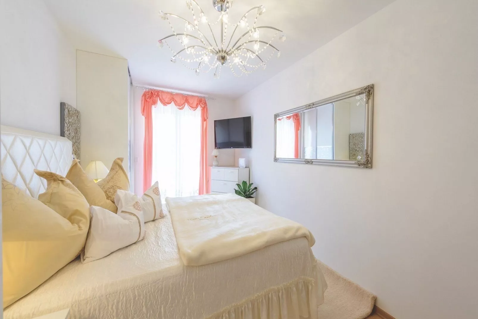 Apartment Viva la Vita - Two-Bedroom Apartment with Shared Pool-Bedroom