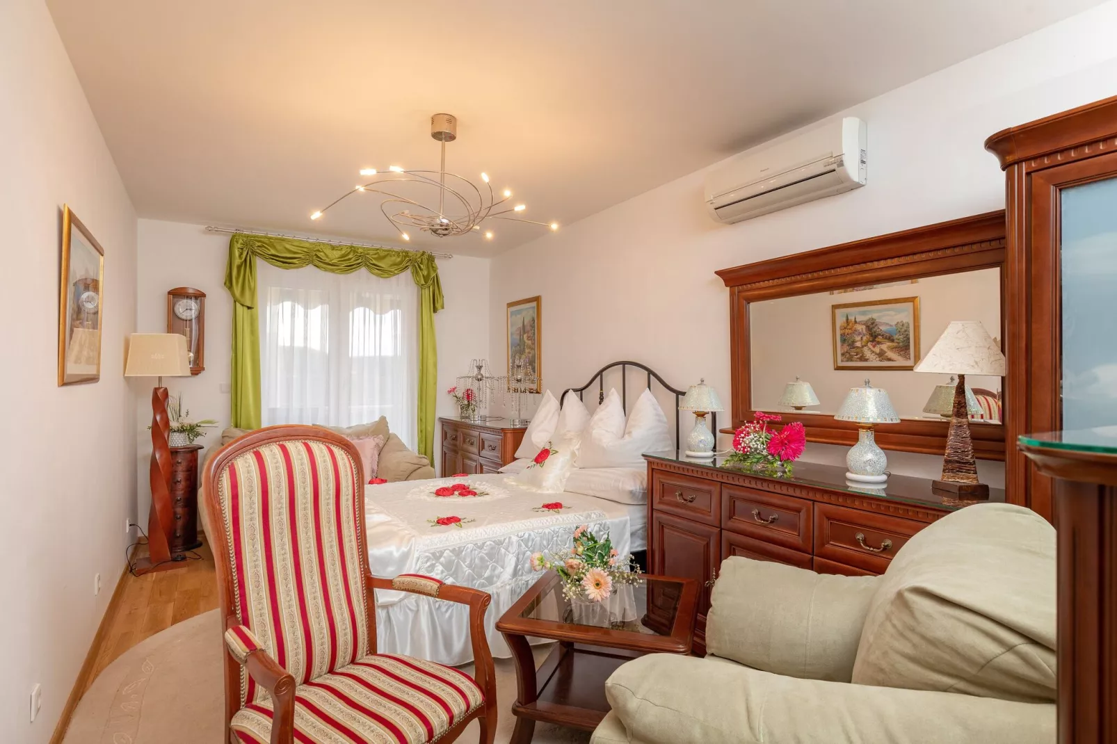 Apartment Viva la Vita - Two-Bedroom Apartment with Shared Pool-Bedroom