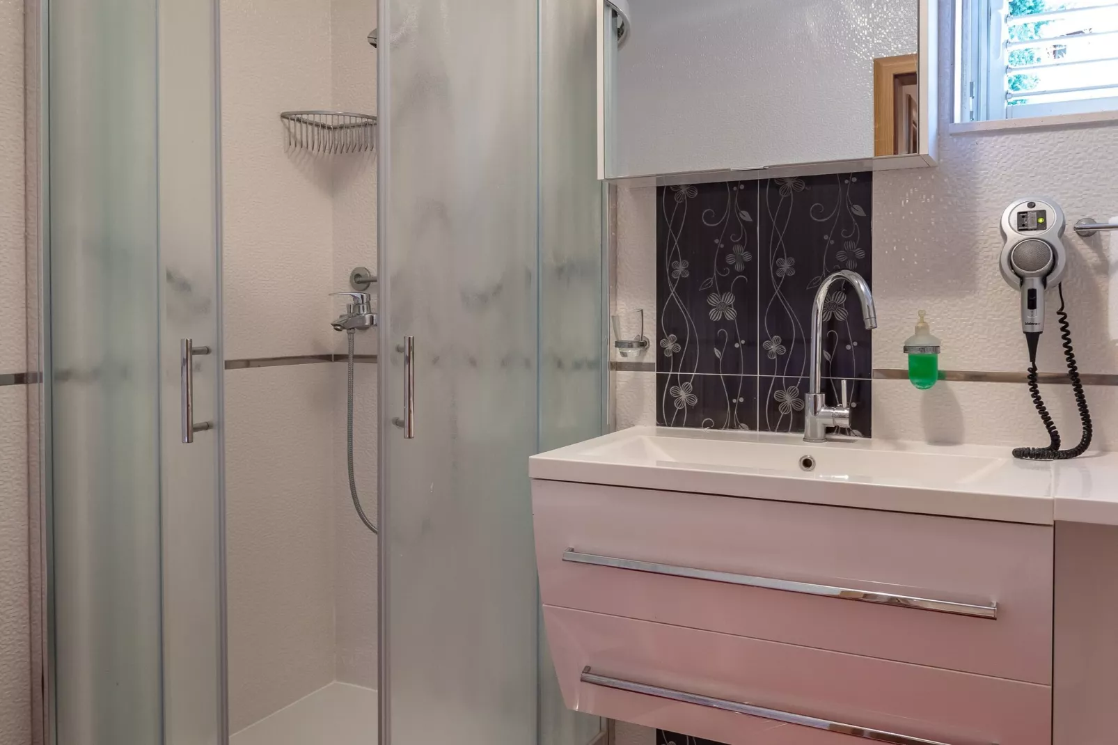 Apartment Viva la Vita - Two-Bedroom Apartment with Shared Pool-Bathroom