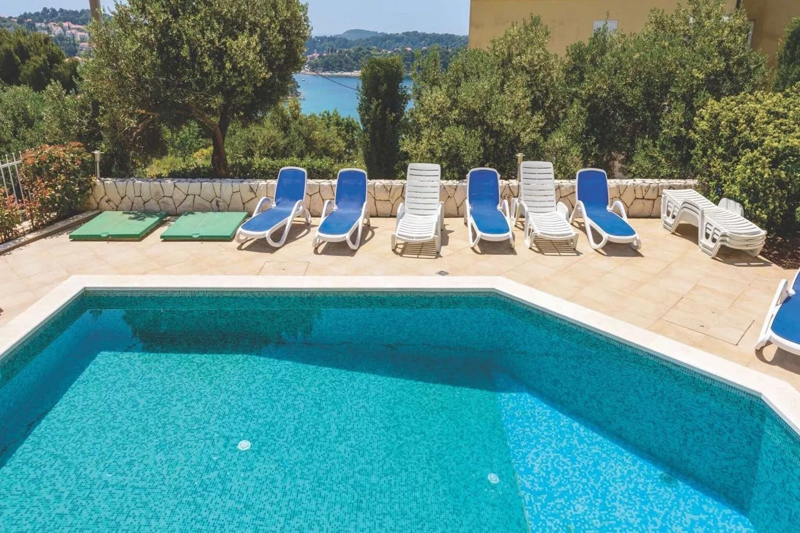 Apartment Viva la Vita - Two-Bedroom Apartment with Shared Pool-Pool