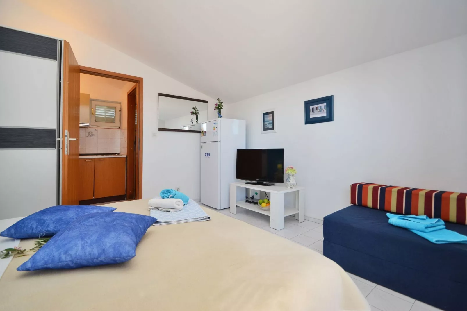 LaidBack Apartments - Standard One Bedroom Apartment with Balcony and Sea View (Azur)-Bedroom