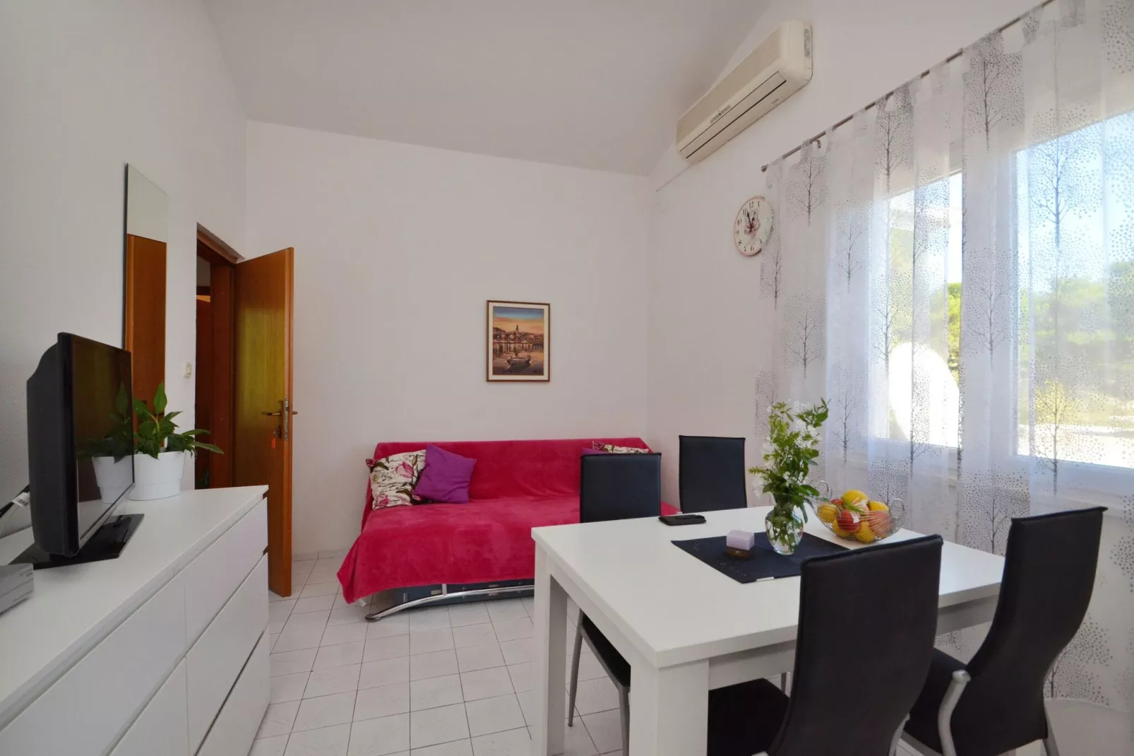 LaidBack Apartments - One Bedroom Apartment with Balcony and Sea View (Lavander)-Dining room