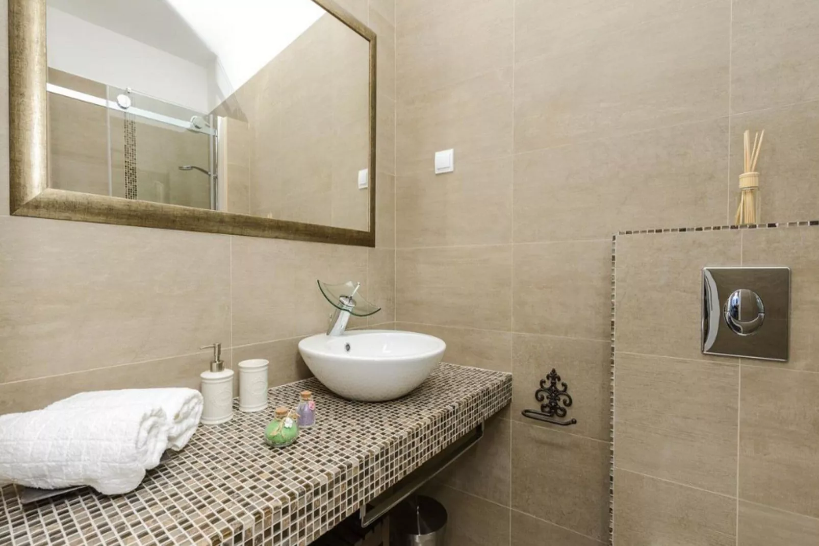 Apartments Franka Old Town - One Bedroom Apartment-Bathroom