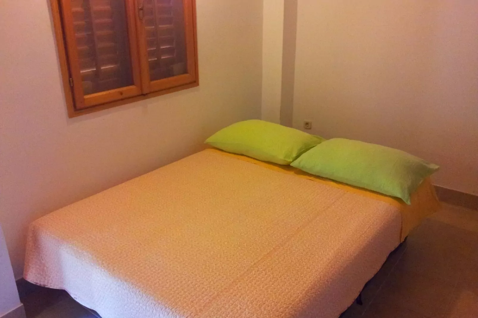 Getaway Beach House-One Bedroom Holiday Home with Terrace and Sea View-Chambre
