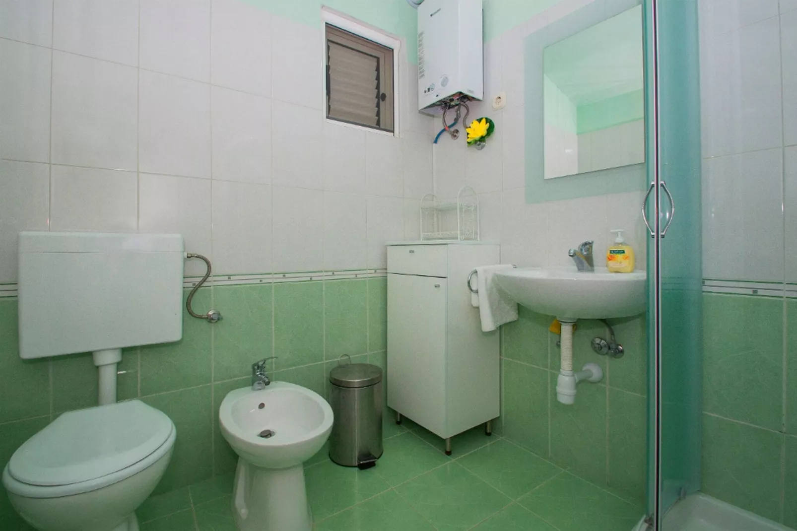 Getaway Beach House-One Bedroom Holiday Home with Terrace and Sea View-Salle de bain