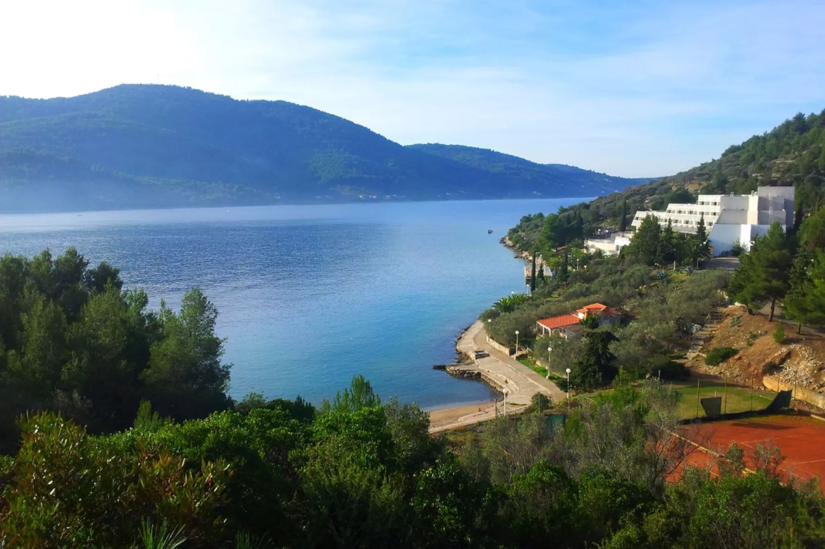 Getaway Beach House-One Bedroom Holiday Home with Terrace and Sea View-Vue
