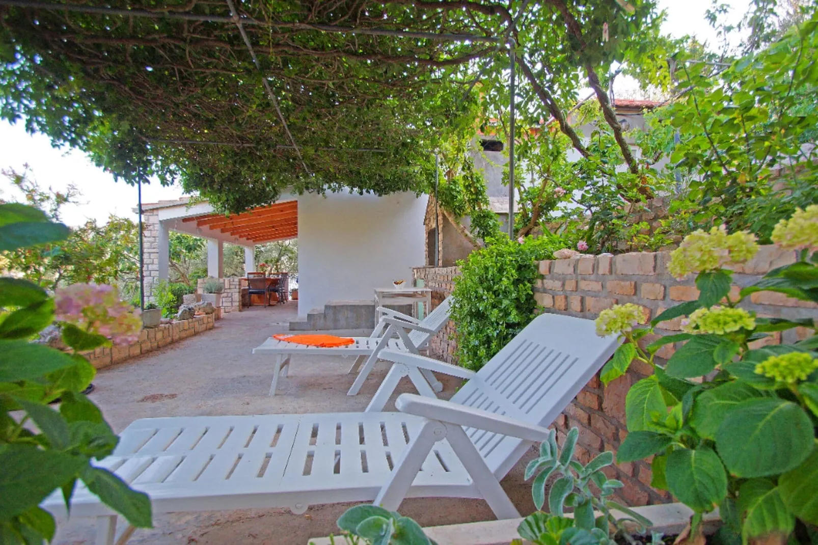 Getaway Beach House-One Bedroom Holiday Home with Terrace and Sea View-Terrasse
