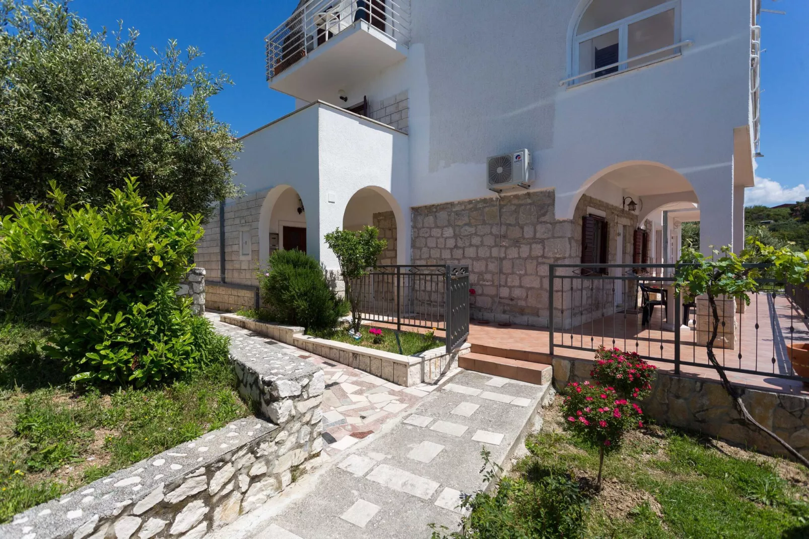 Apartments Sunrise ( Duilovo ) -Three Bedroom Apartment with Sea View  Terrace-Außenbereich