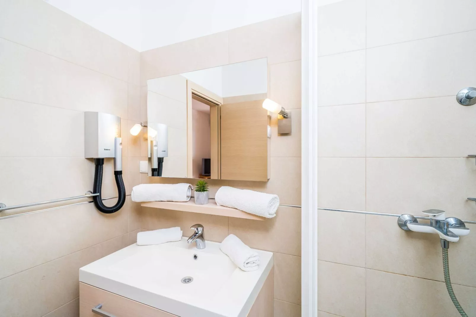 Apartments Marnic Blue Chill- Comfort Studio Apartment(S3)-Bathroom