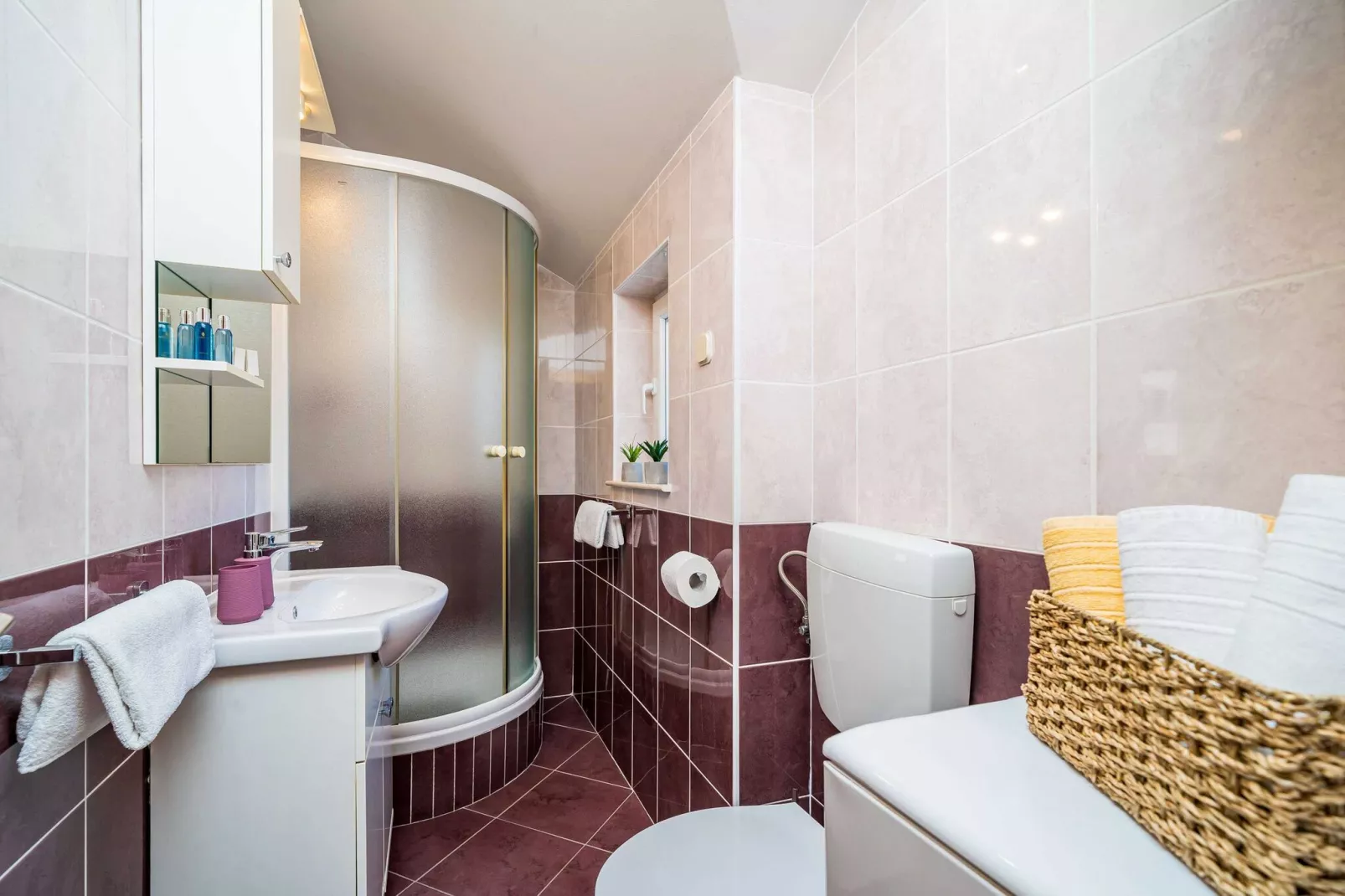 Apartments Vodnica- Comfort One Bedroom Apartment with Balcony and Partial Sea View A1-Bathroom