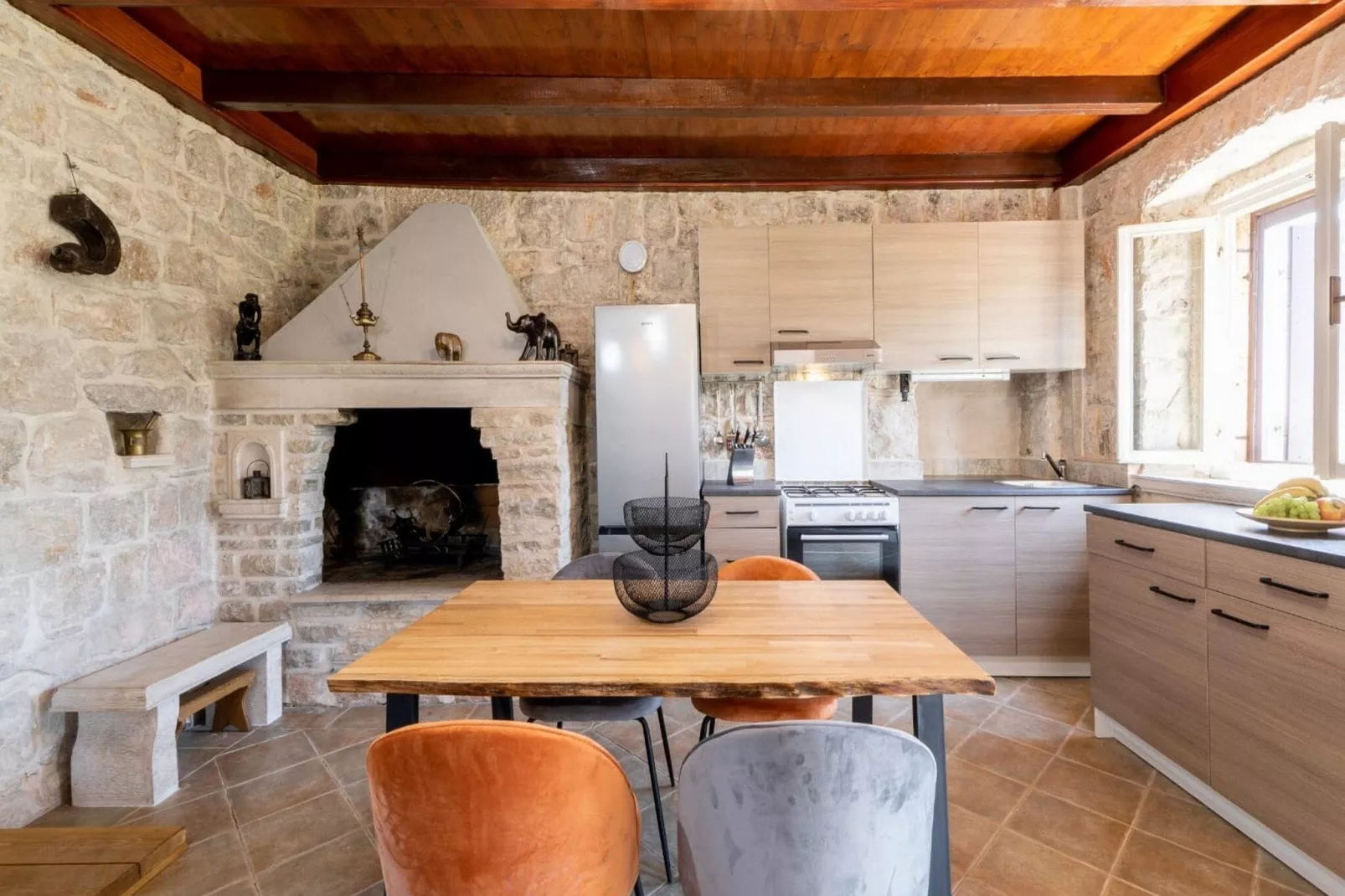 Stone House Prapatna-Two Bedroom Holiday Home with Swimming Pool-Dining room