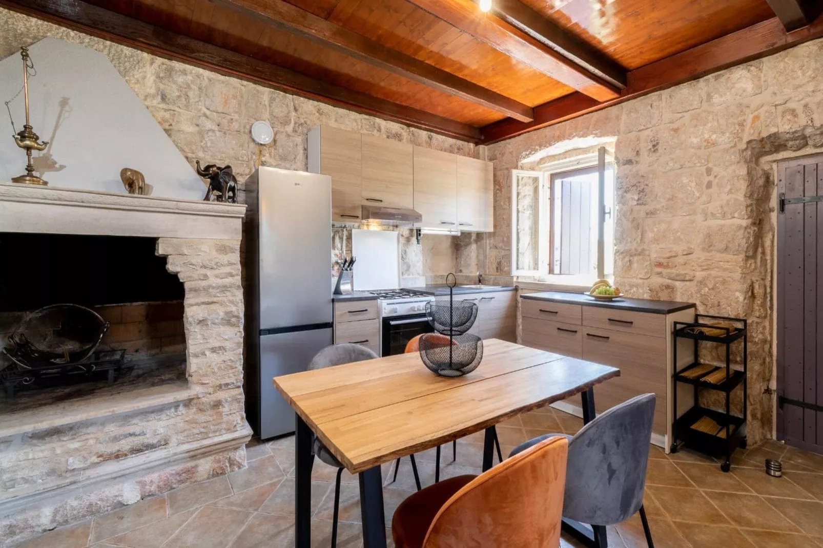 Stone House Prapatna-Two Bedroom Holiday Home with Swimming Pool-Dining room