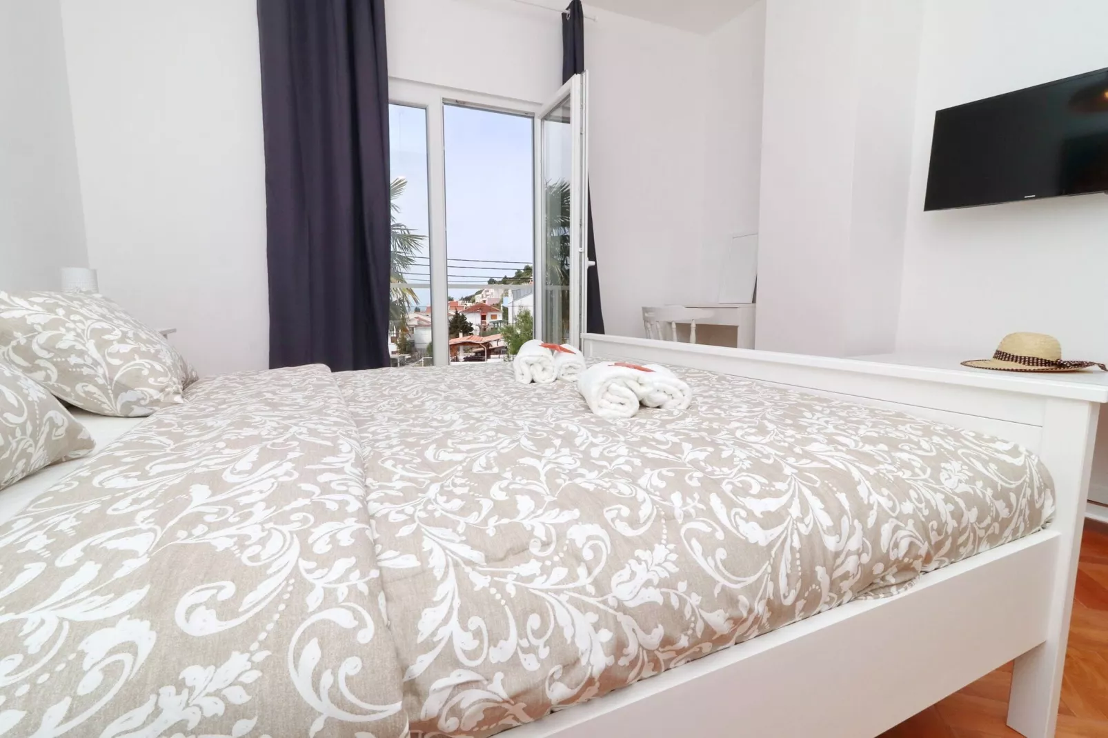 Holiday Home Rosemary-Three Bedroom Holiday Home with Terrace and Partial Sea View-Chambre