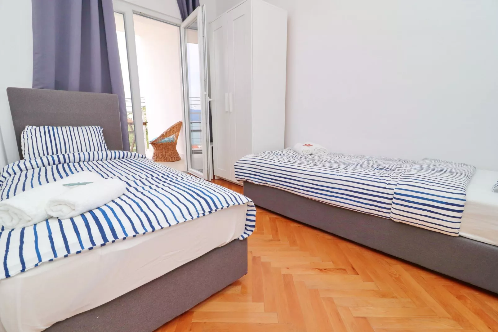 Holiday Home Rosemary-Three Bedroom Holiday Home with Terrace and Partial Sea View-Chambre