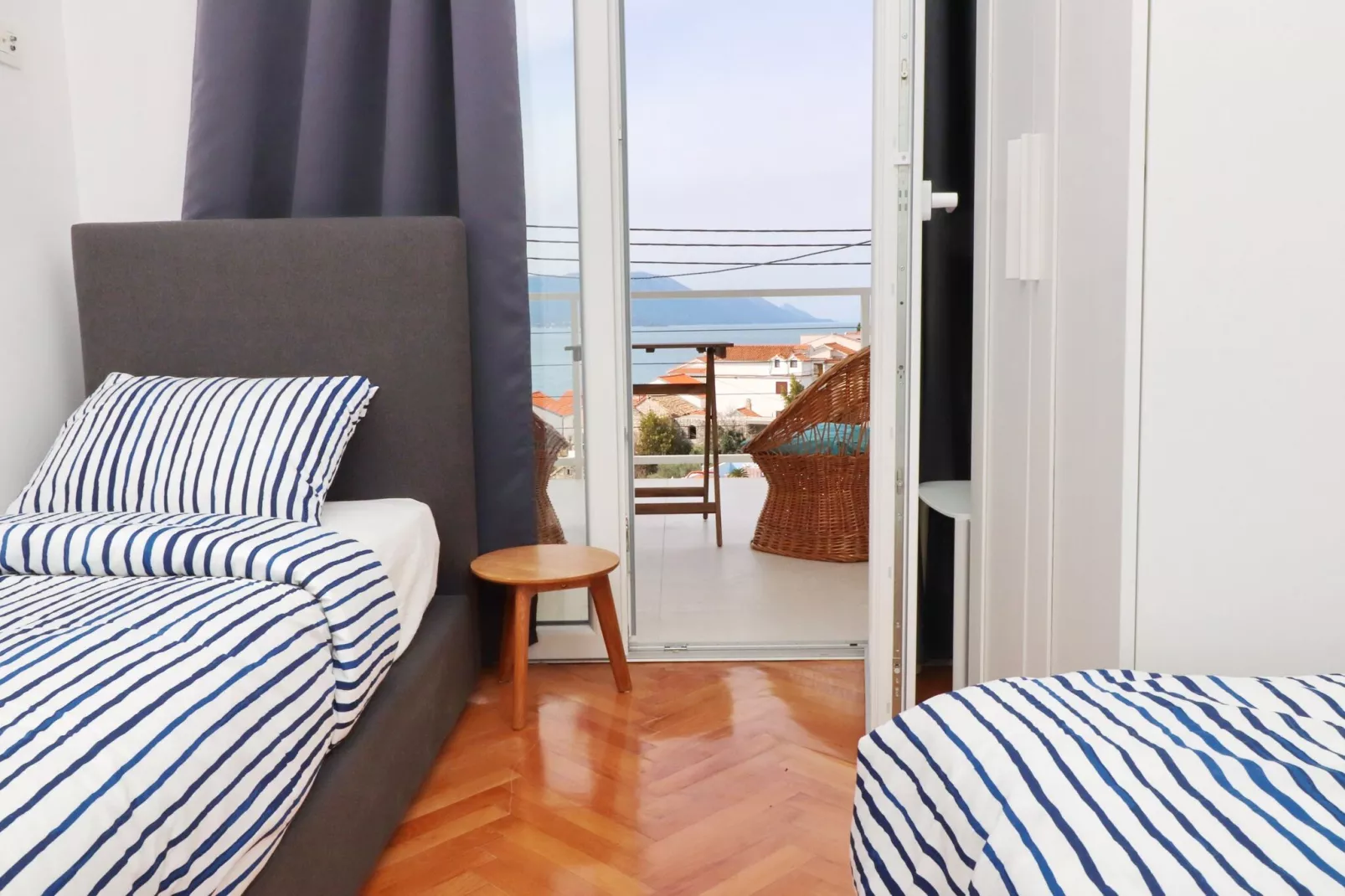 Holiday Home Rosemary-Three Bedroom Holiday Home with Terrace and Partial Sea View-Chambre