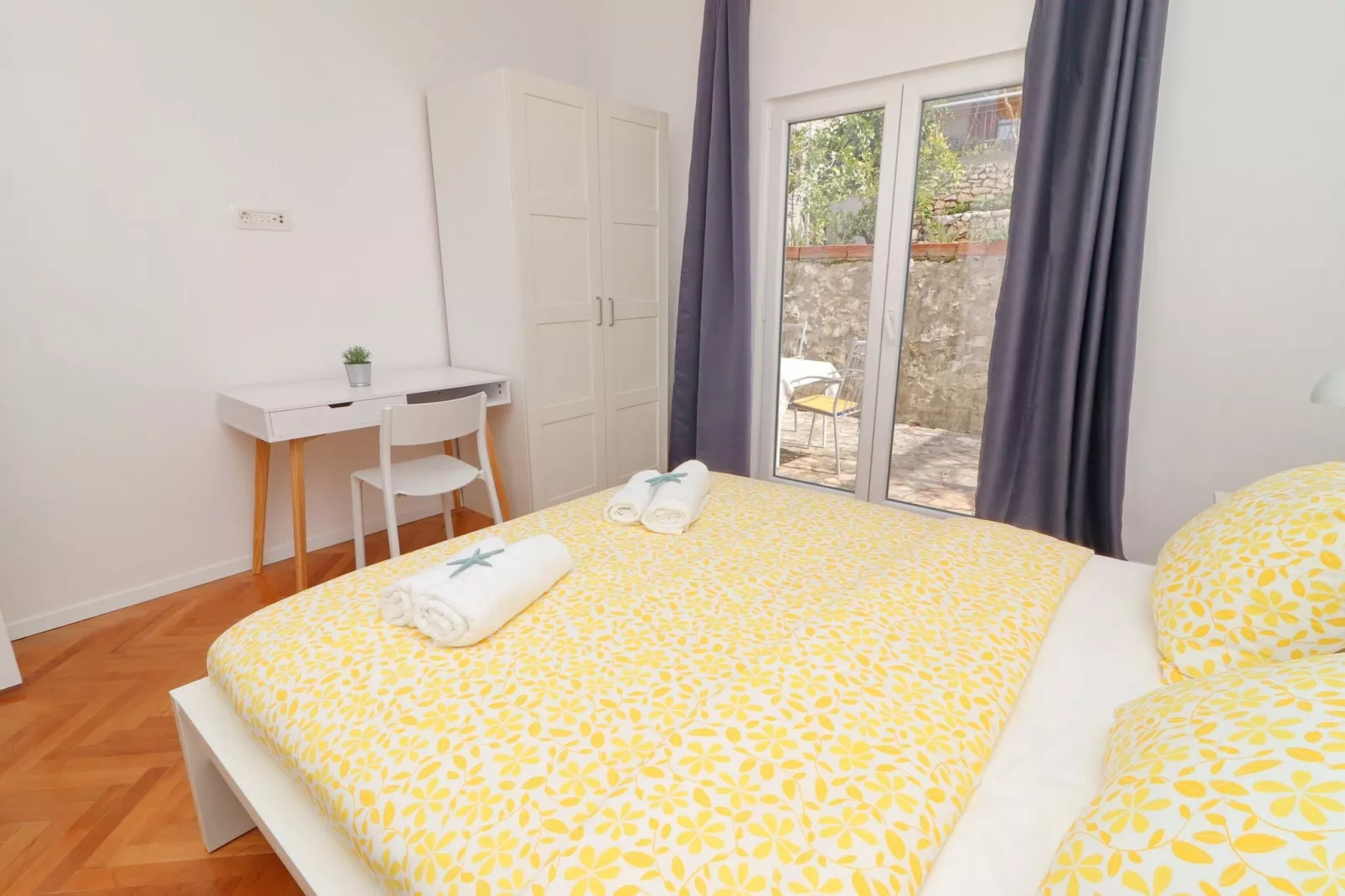 Holiday Home Rosemary-Three Bedroom Holiday Home with Terrace and Partial Sea View-Chambre