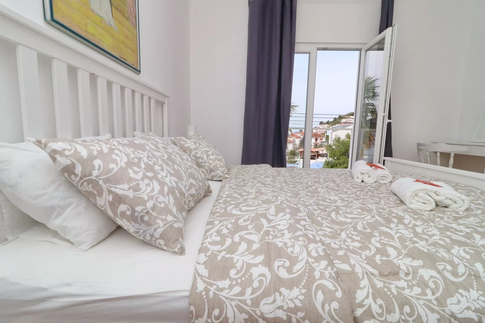 Holiday Home Rosemary-Three Bedroom Holiday Home with Terrace and Partial Sea View-Chambre