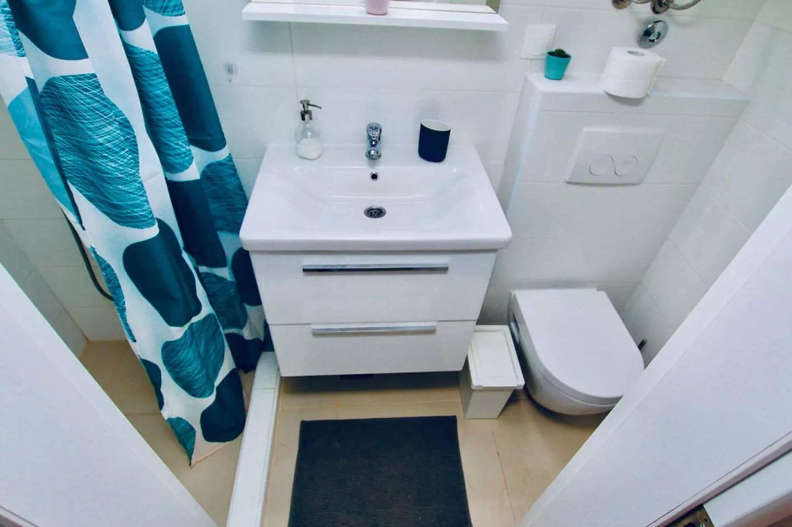 Dalmatian White Shell Apartment- Two Bedroom Apartment-Bathroom