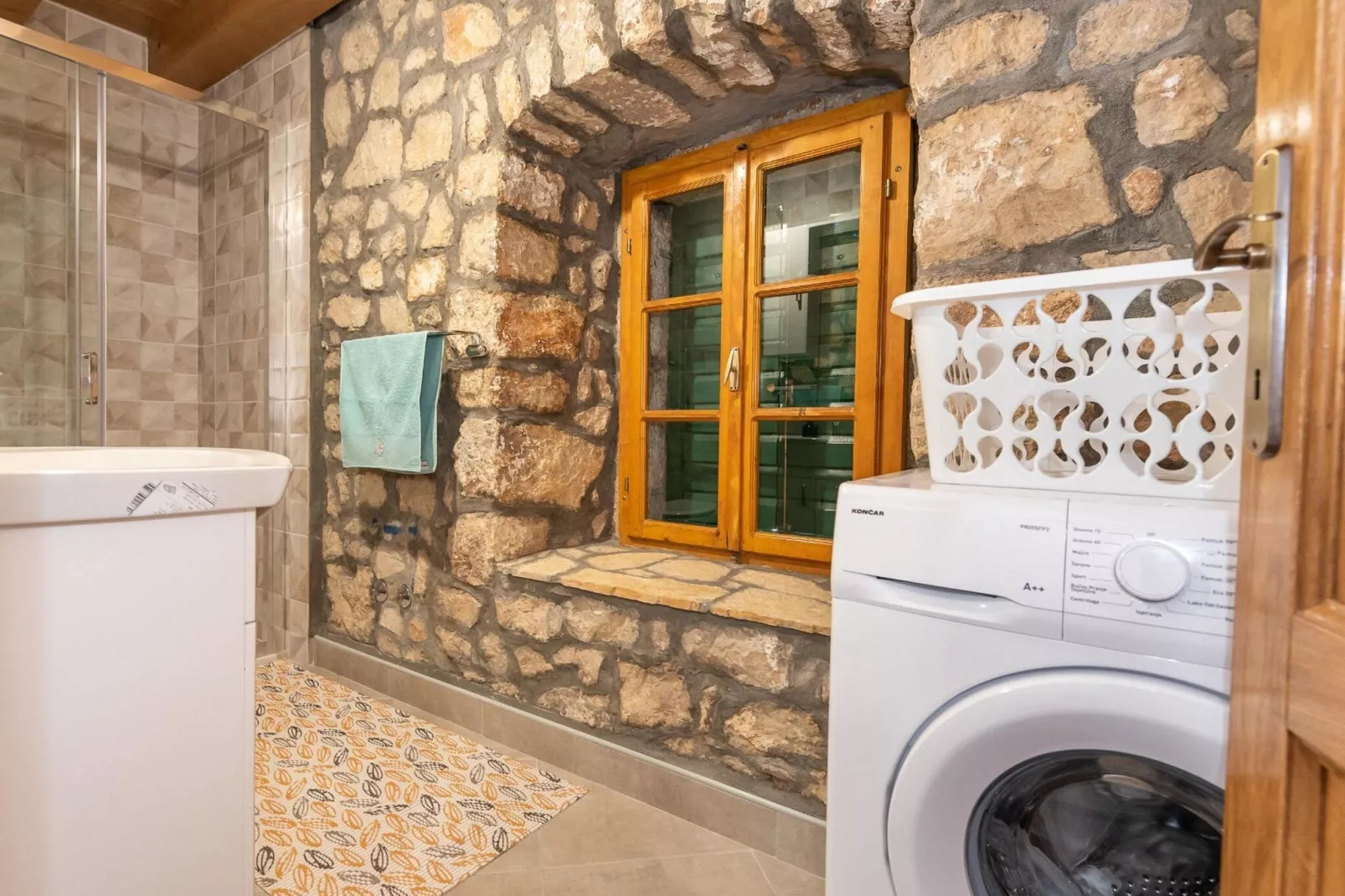 Villa Lazini Dvori - Two Bedroom Stone House Villa with Private Pool-Bathroom