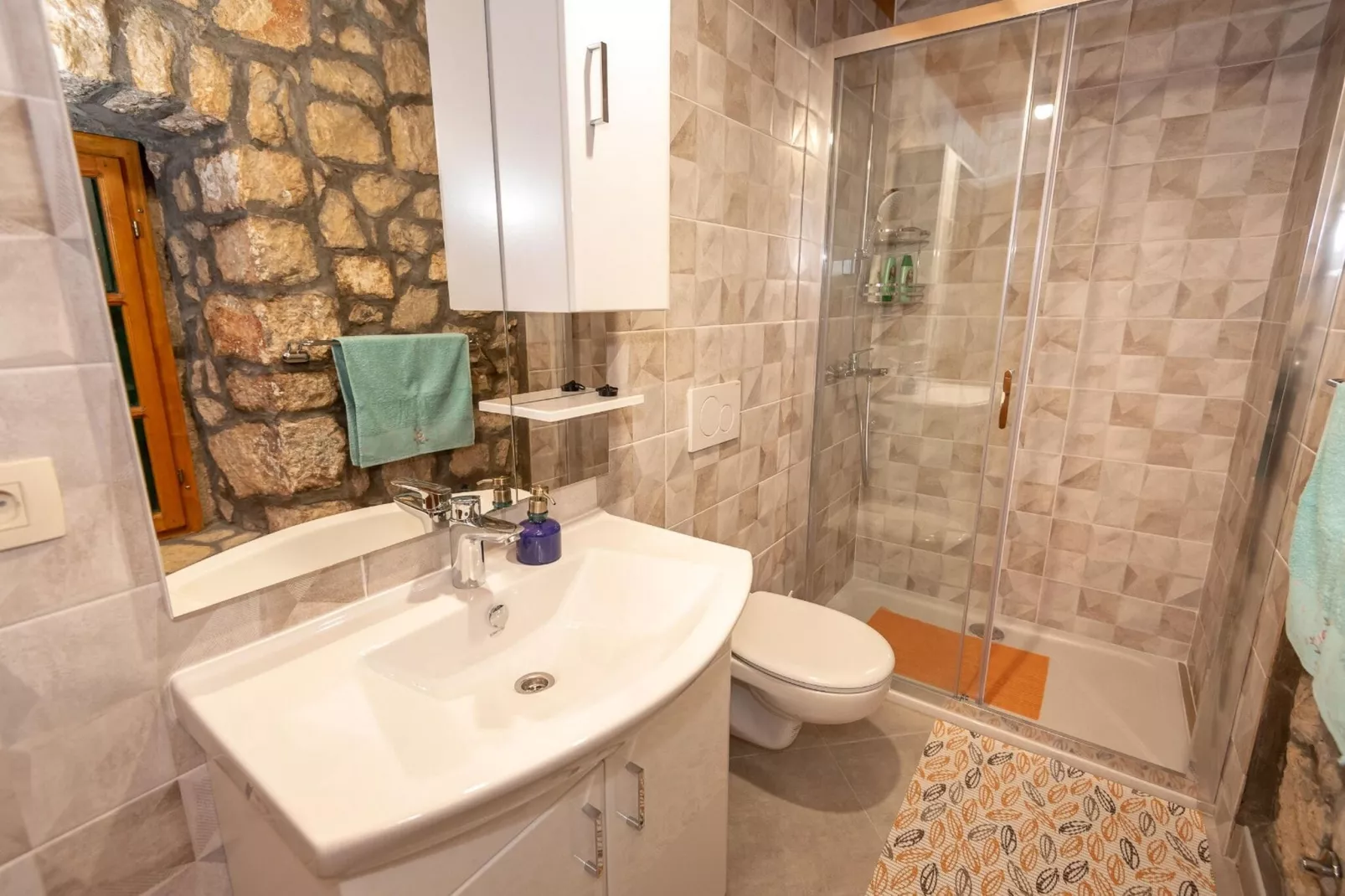 Villa Lazini Dvori - Two Bedroom Stone House Villa with Private Pool-Bathroom