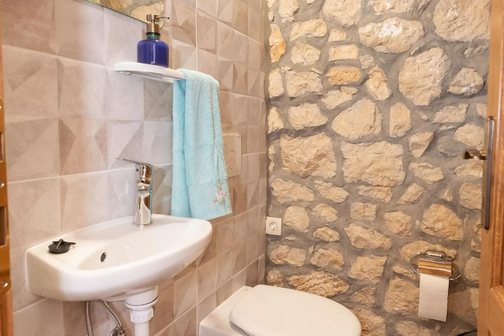 Villa Lazini Dvori - Two Bedroom Stone House Villa with Private Pool-Bathroom