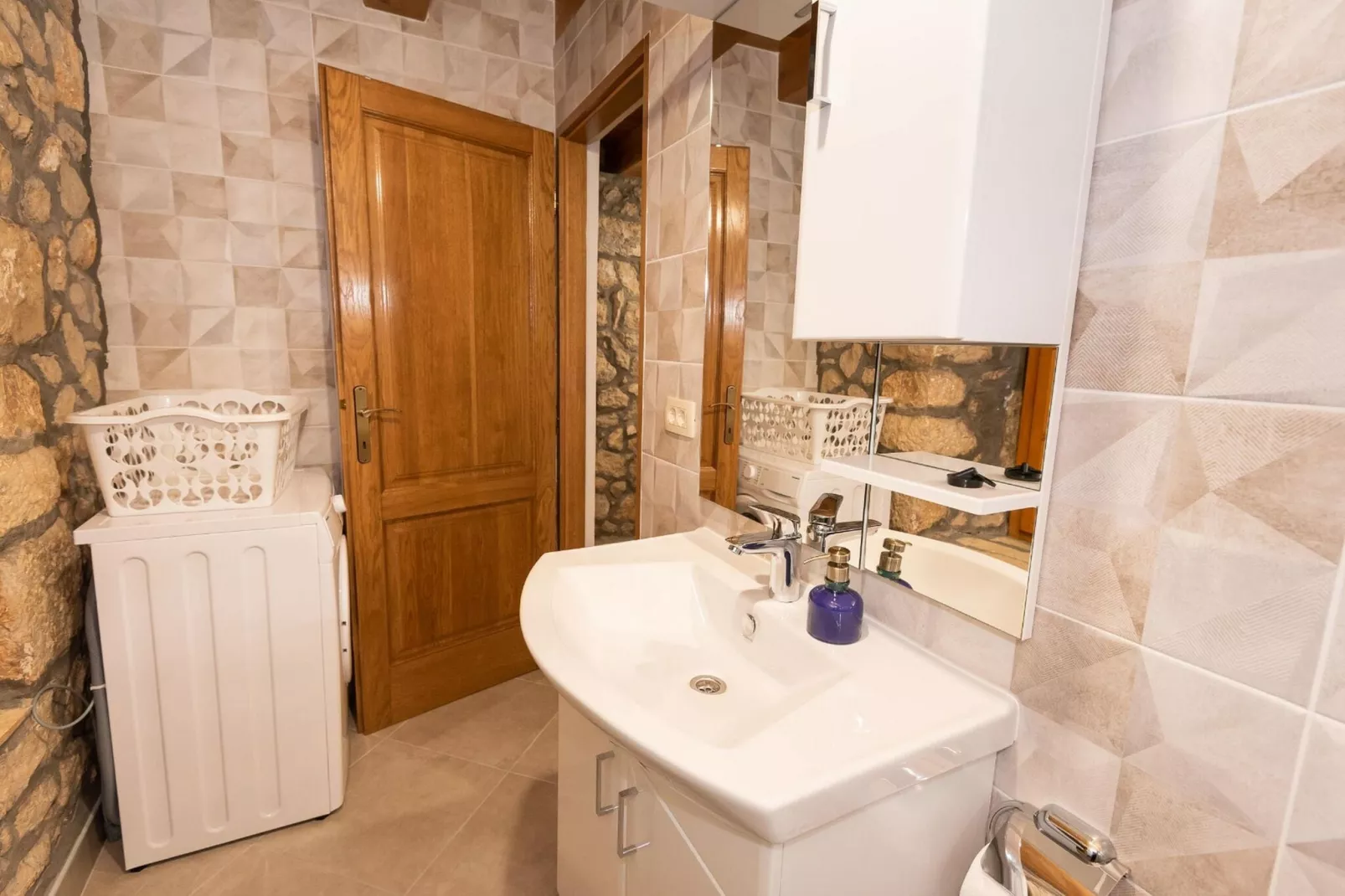 Villa Lazini Dvori - Two Bedroom Stone House Villa with Private Pool-Bathroom