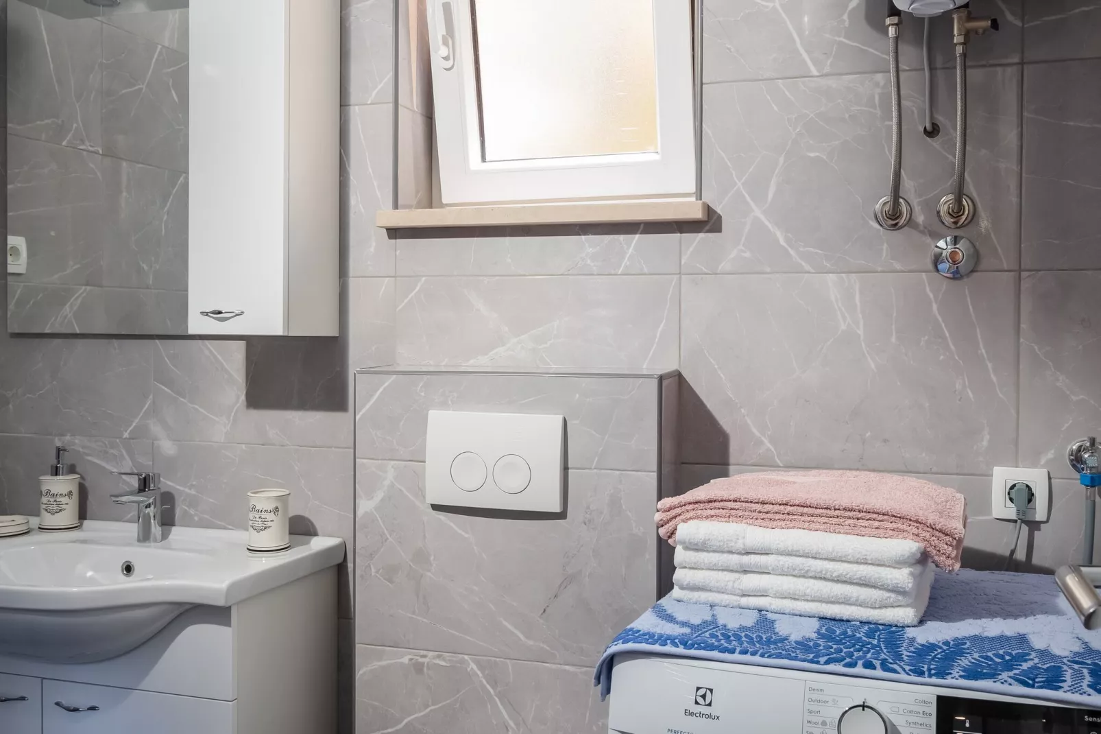 Apartment Pod Nespolom - One Bedroom Apartment with Terrace-Bathroom