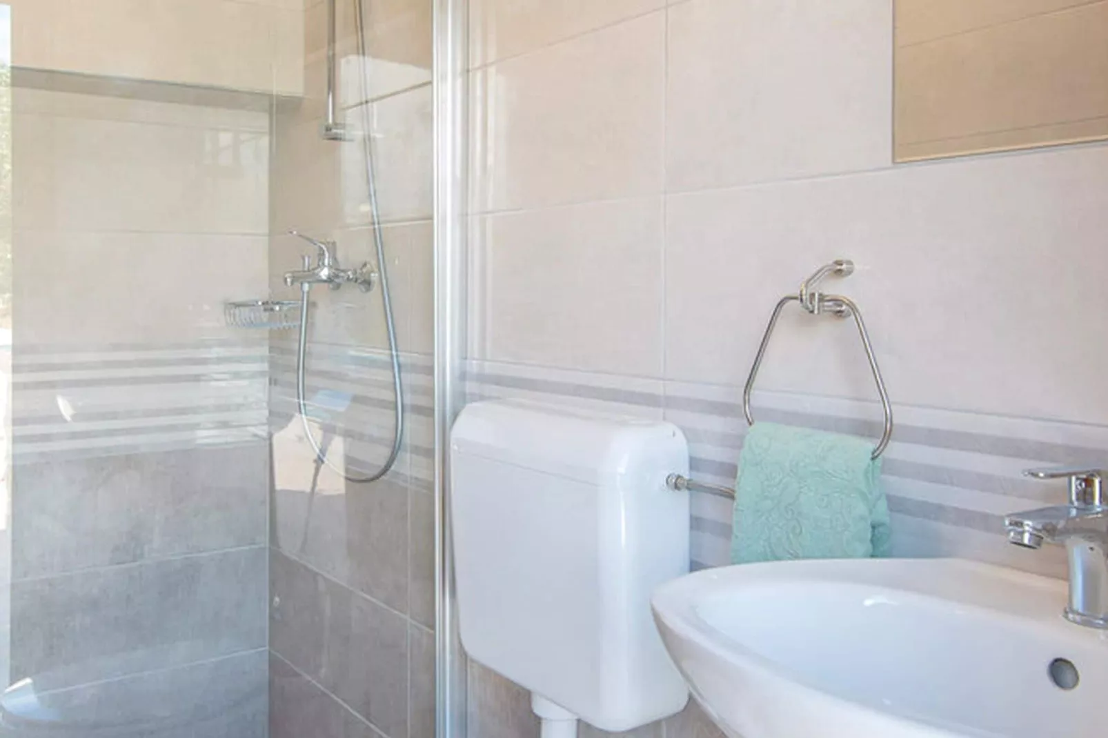 Holiday Home Lovište-Three Bedroom Holiday Home with Pool and  Sea View-Bathroom