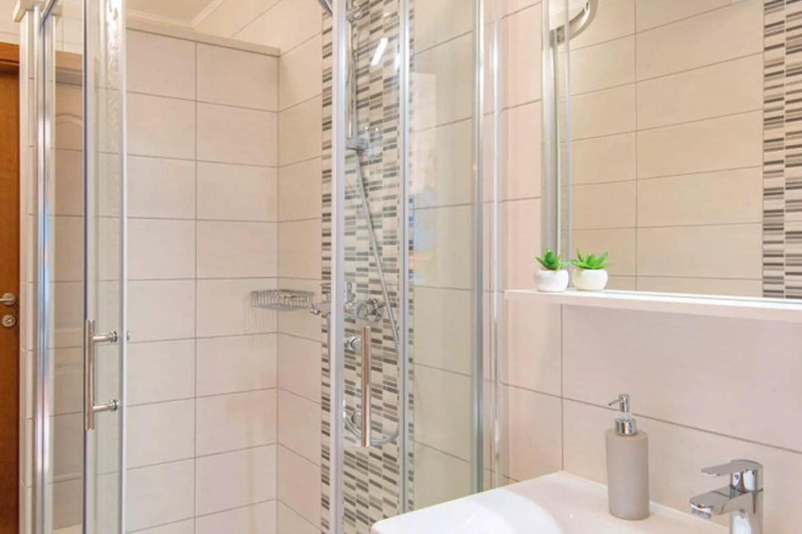 Holiday Home Lovište-Three Bedroom Holiday Home with Pool and  Sea View-Bathroom