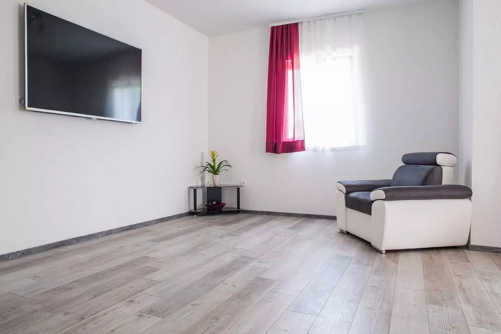 Holiday Home J&D No.3-Six Bedroom House  with Pool-Salon