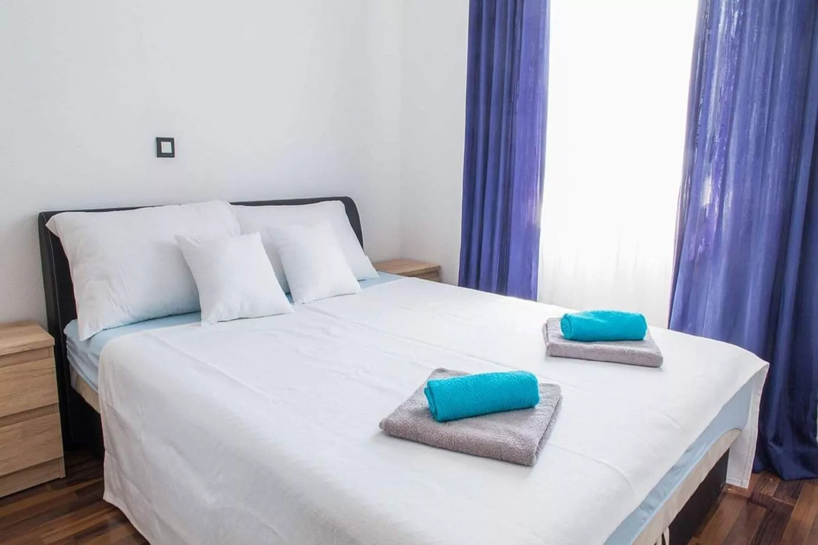 Holiday Home J&D No.3-Six Bedroom House  with Pool-Chambre