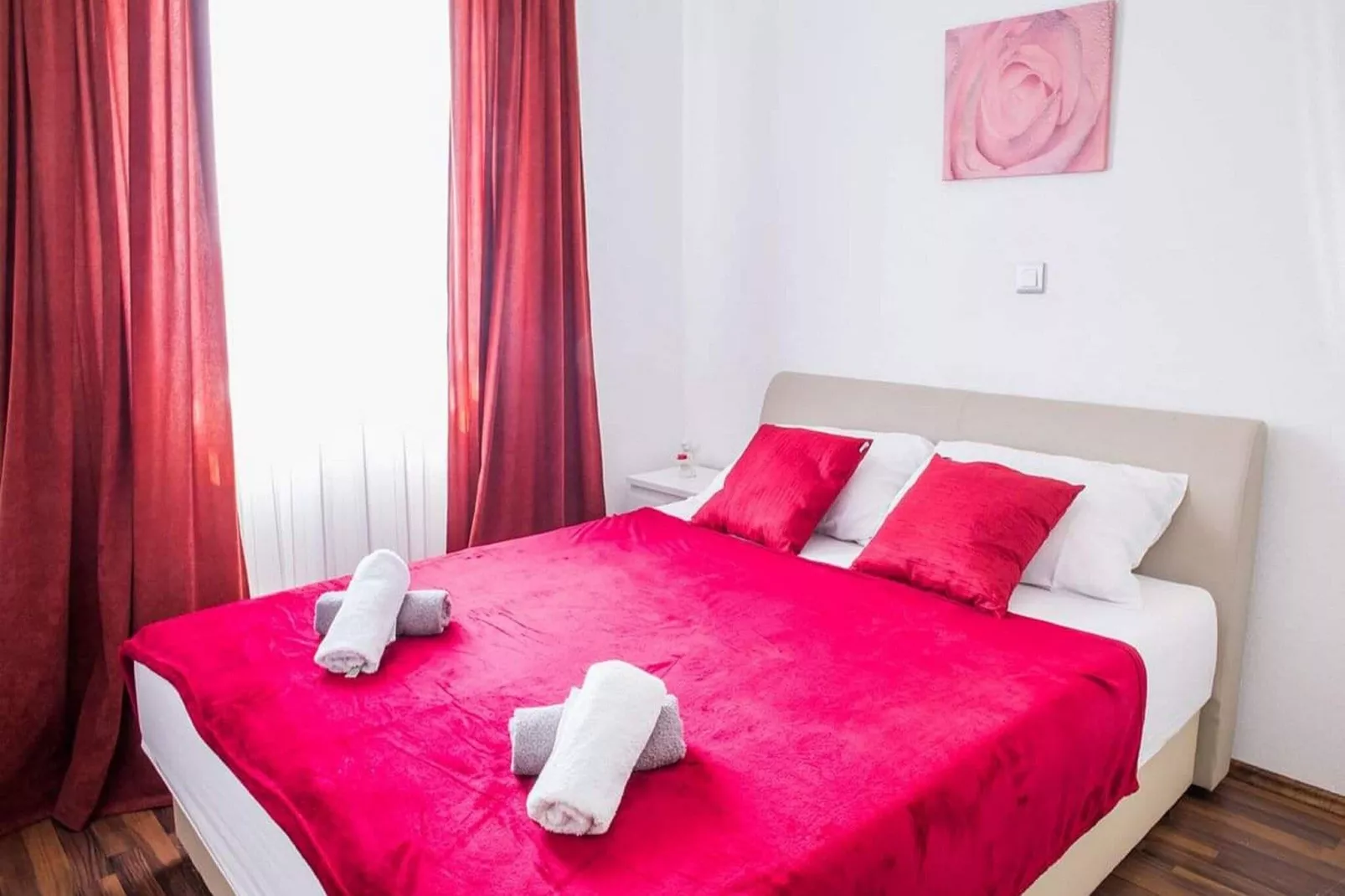 Holiday Home J&D No.3-Six Bedroom House  with Pool-Chambre