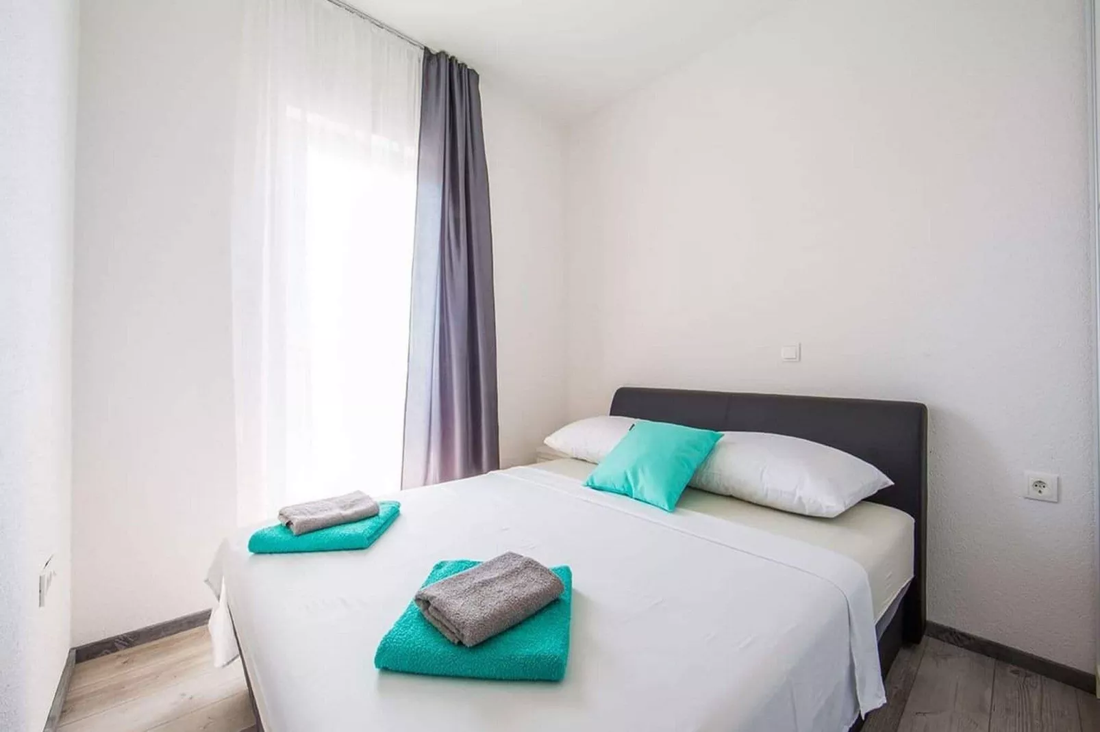 Holiday Home J&D No.3-Six Bedroom House  with Pool-Chambre