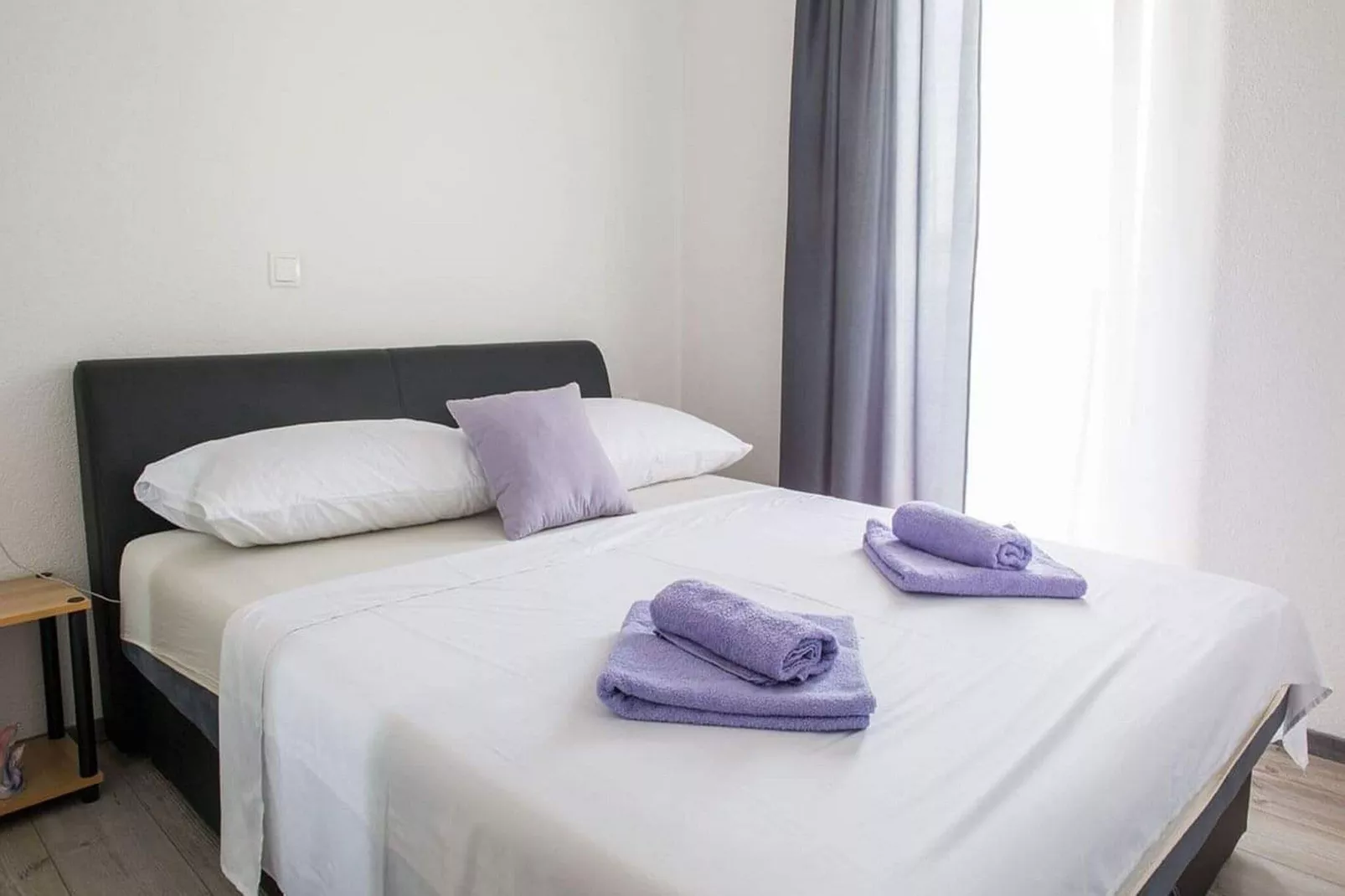 Holiday Home J&D No.3-Six Bedroom House  with Pool-Chambre
