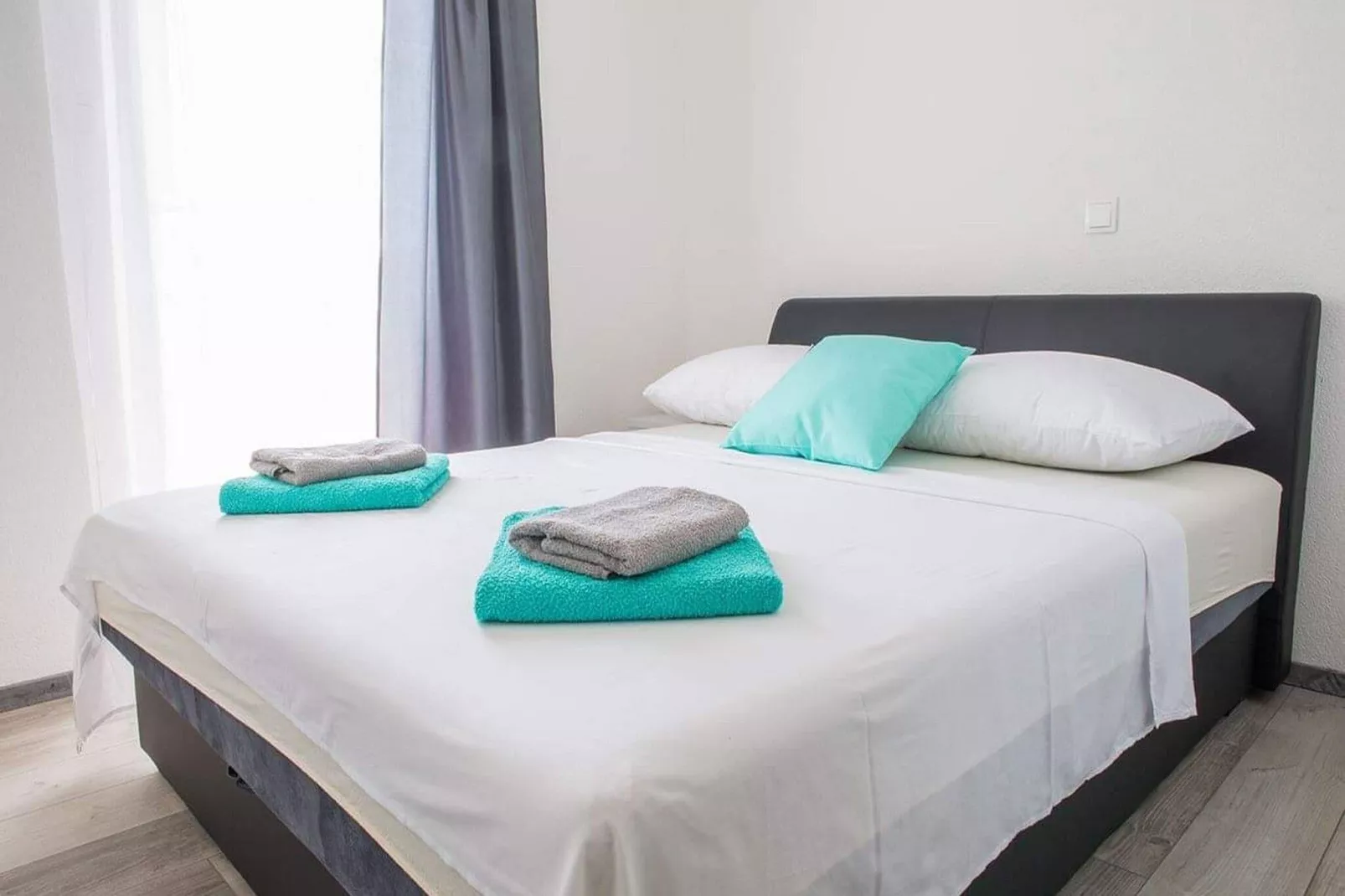 Holiday Home J&D No.3-Six Bedroom House  with Pool-Chambre
