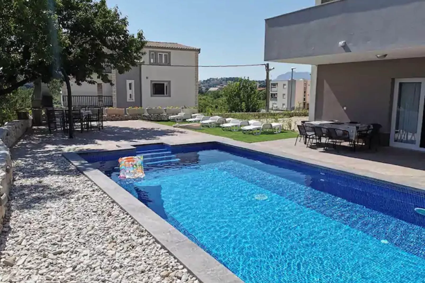 Holiday Home J&D No.3-Six Bedroom House  with Pool-Piscine